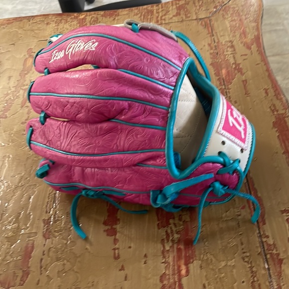 Izaa Baseball glove for sale good condition Brocken in baseball/softball - Picture 3 of 4